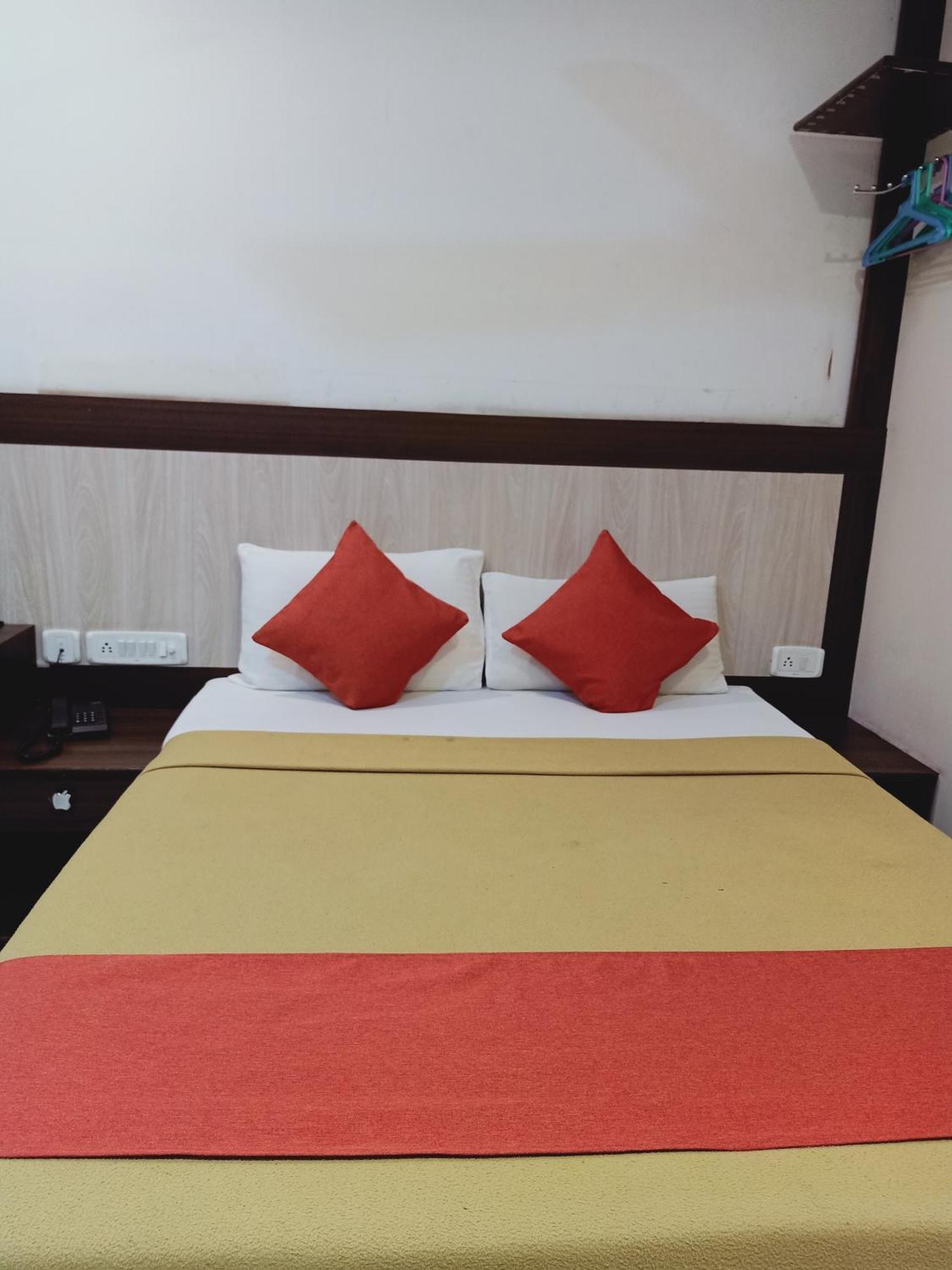 Hotel Neem Tree Hyderabad Airport Шамшабад Экстерьер фото